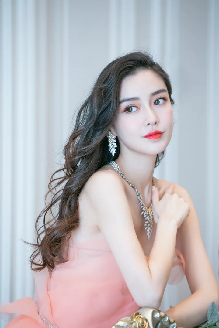 杨颖粉色抹胸长裙仙气十足，微卷长发搭配璀璨珠宝 第2张