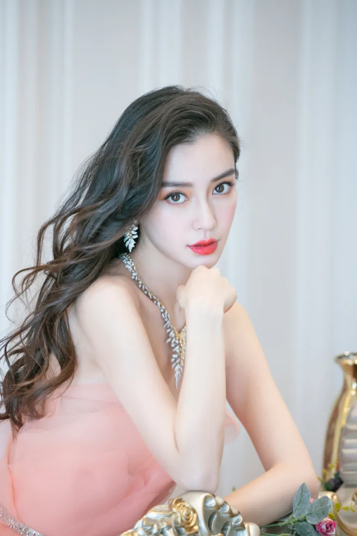 杨颖粉色抹胸长裙仙气十足，微卷长发搭配璀璨珠宝 第1张