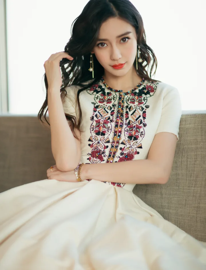 杨颖精致刺绣白裙温婉迷人，裙摆飞扬露出纤细脚踝 第3张