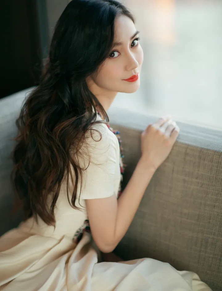 杨颖精致刺绣白裙温婉迷人，裙摆飞扬露出纤细脚踝 第1张