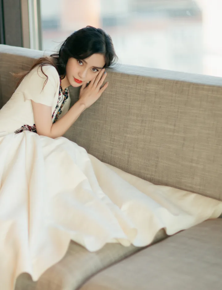杨颖精致刺绣白裙温婉迷人，裙摆飞扬露出纤细脚踝 第5张