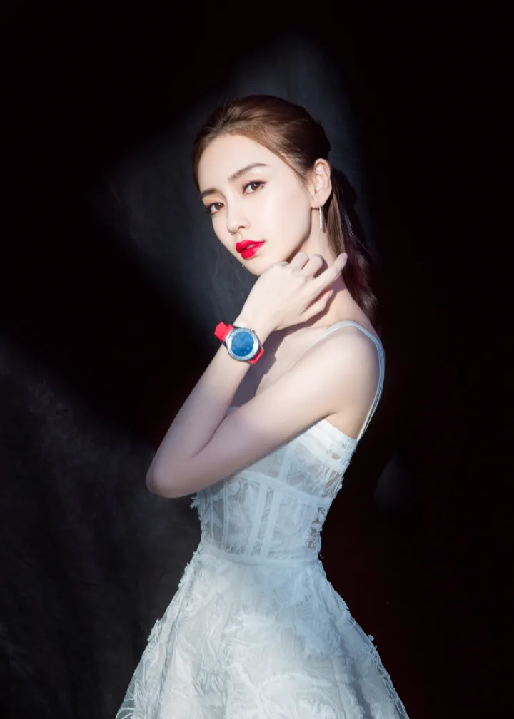杨颖红唇雪肤惊艳亮相，白色刺绣纱裙衬出优雅女神气质 第2张
