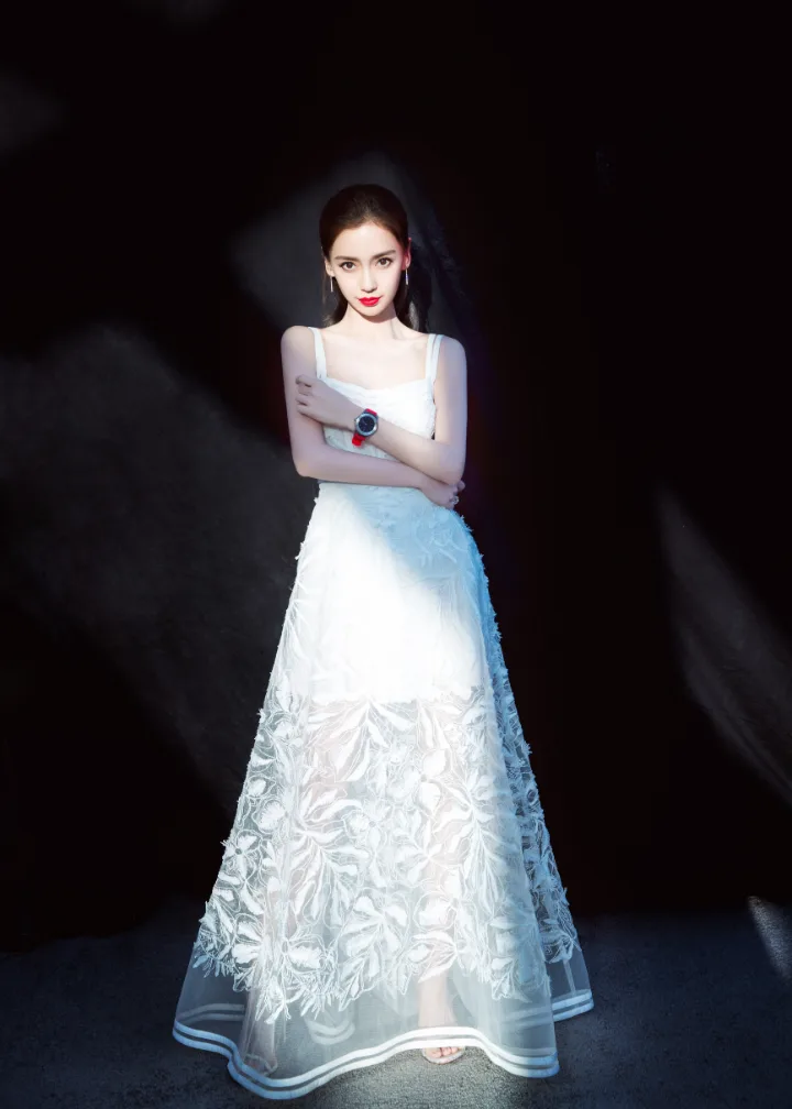 杨颖红唇雪肤惊艳亮相，白色刺绣纱裙衬出优雅女神气质 第3张