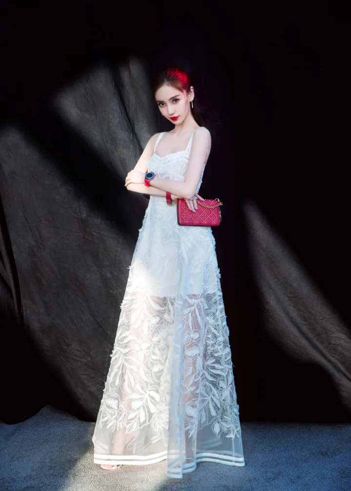 杨颖红唇雪肤惊艳亮相，白色刺绣纱裙衬出优雅女神气质 第4张