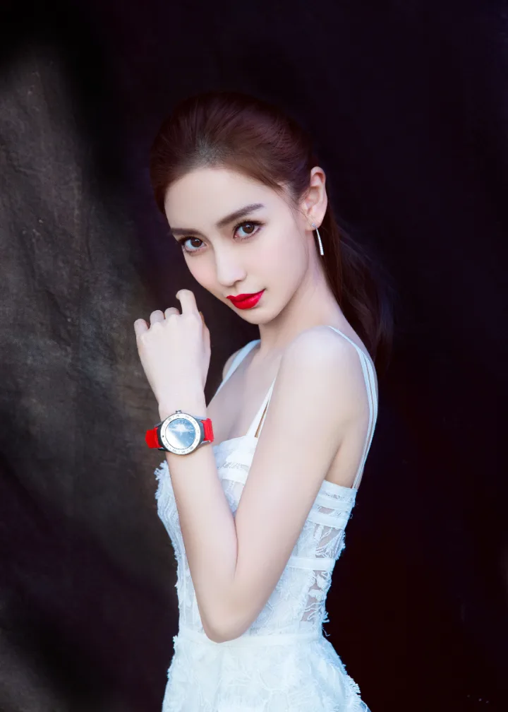 杨颖红唇雪肤惊艳亮相，白色刺绣纱裙衬出优雅女神气质 第1张