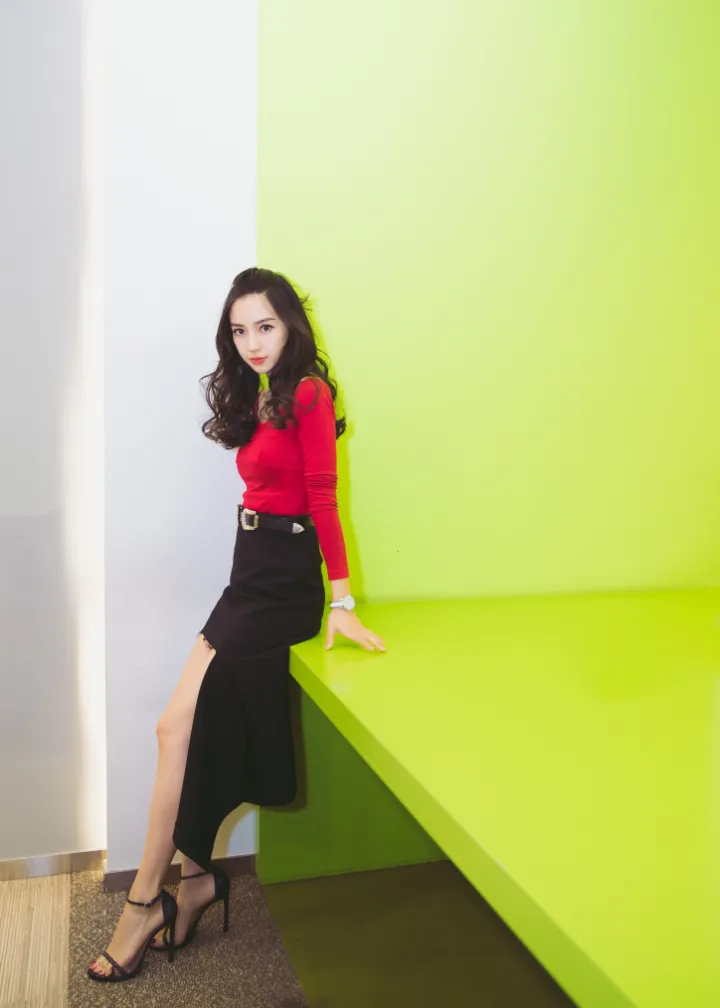 杨颖红色修身上衣尽显曲线，黑色开衩裙露出白皙美腿 第1张