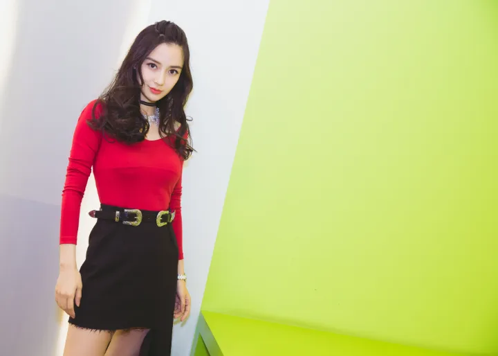杨颖红色修身上衣尽显曲线，黑色开衩裙露出白皙美腿 第2张