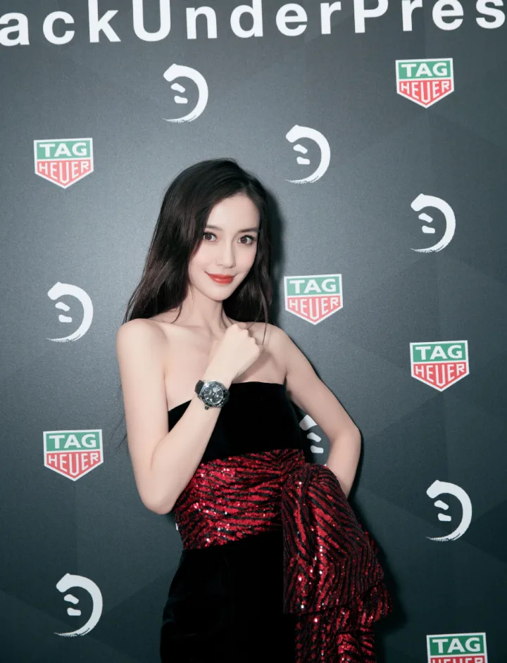 杨颖红黑拼色短裙，纤细脚踝搭配黑色细高跟 第8张