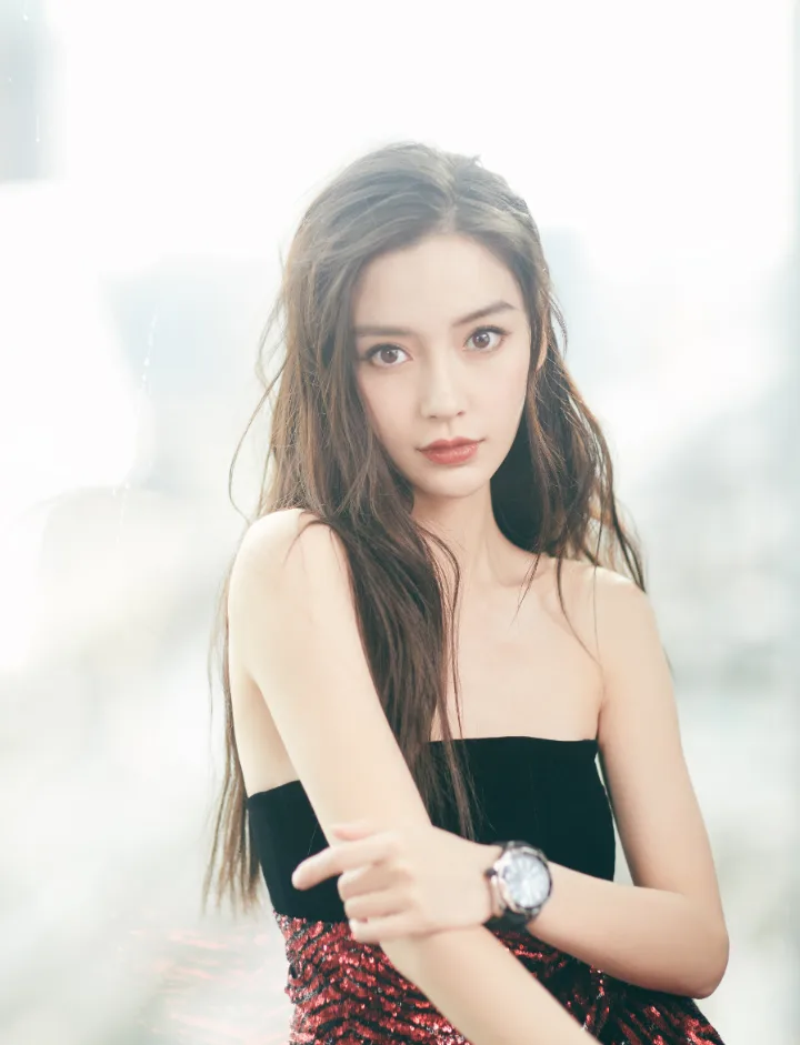 杨颖红黑拼色短裙，纤细脚踝搭配黑色细高跟 第6张