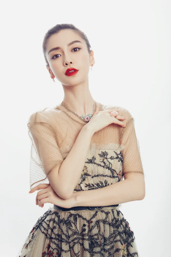 杨颖花仙子造型美出新高度，绝美脸蛋搭配梦幻纱裙 第1张