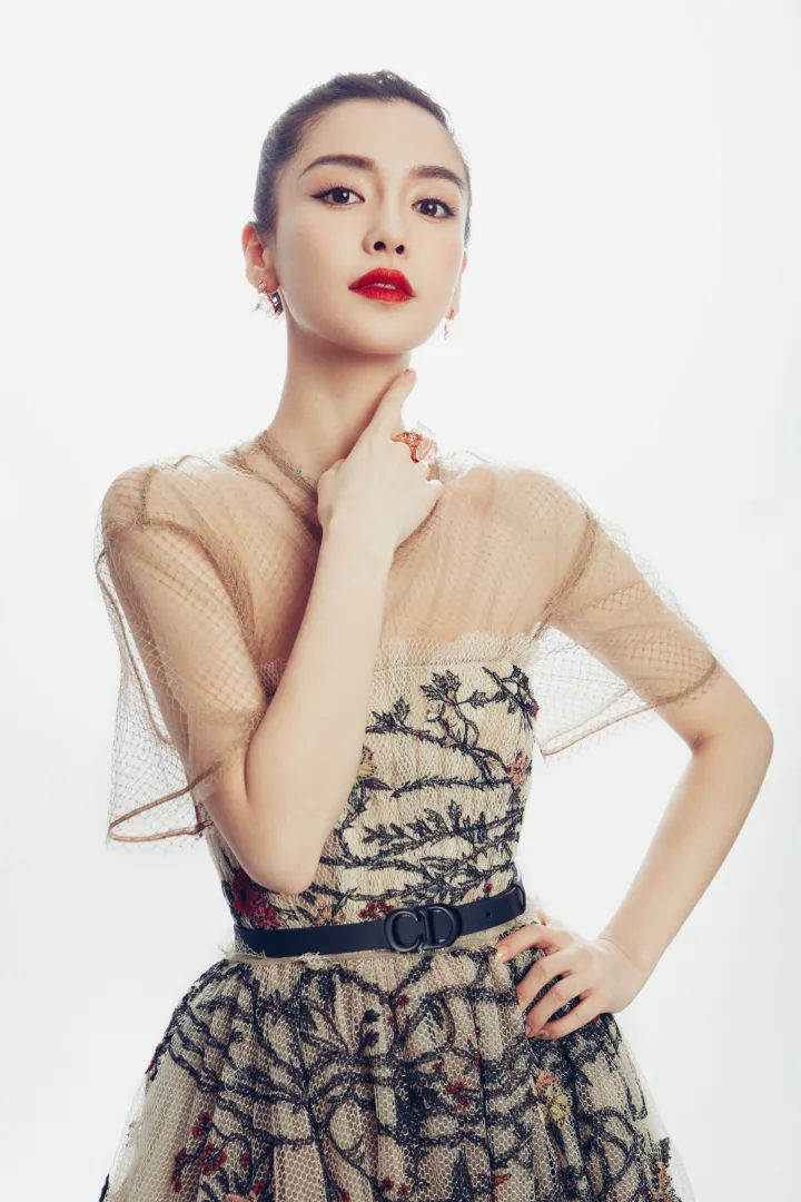杨颖花仙子造型美出新高度，绝美脸蛋搭配梦幻纱裙 第2张