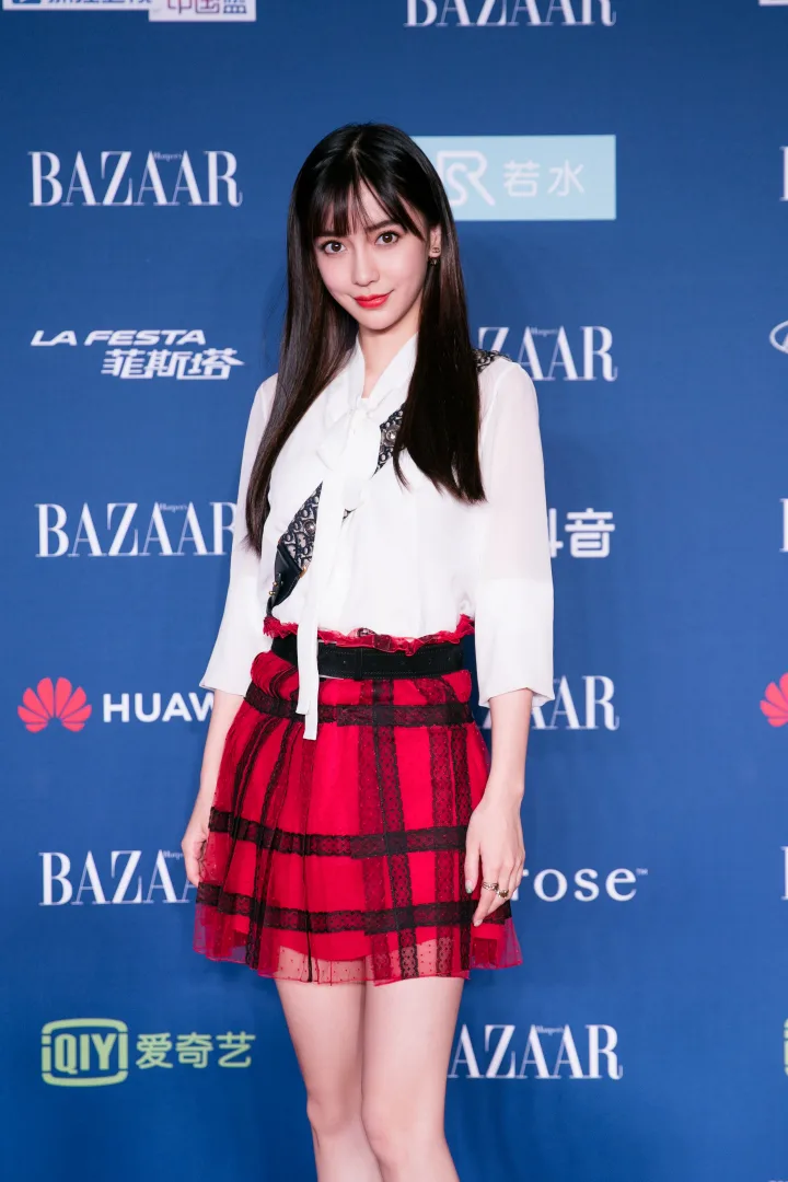 杨颖蕾丝短裙衬出曼妙曲线，白皙长腿美得让人移不开眼 第7张