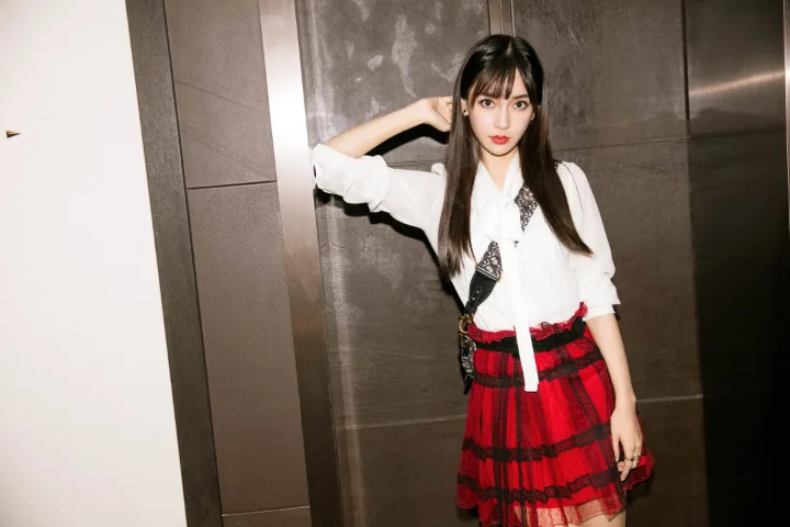 杨颖蕾丝短裙衬出曼妙曲线，白皙长腿美得让人移不开眼 第5张