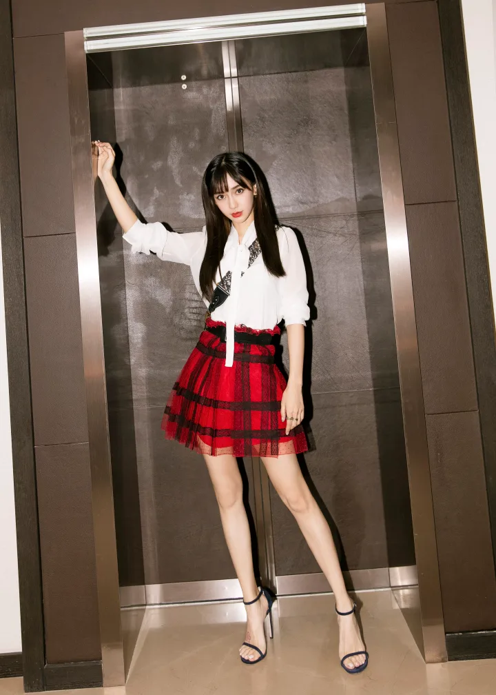 杨颖蕾丝短裙衬出曼妙曲线，白皙长腿美得让人移不开眼 第3张