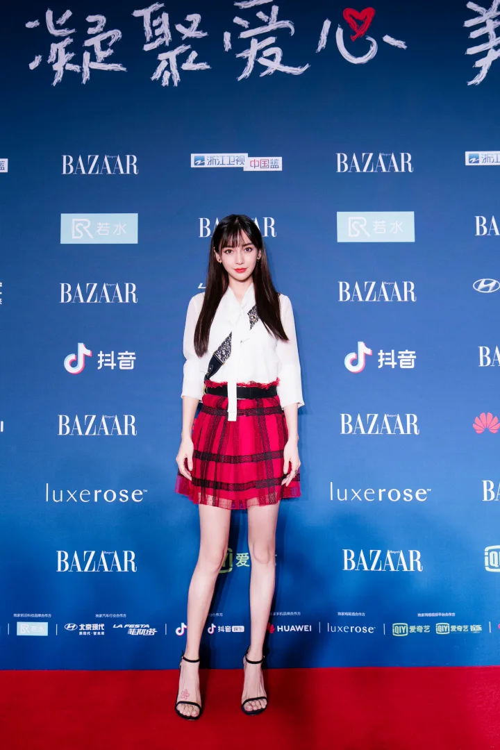 杨颖蕾丝短裙衬出曼妙曲线，白皙长腿美得让人移不开眼 第8张