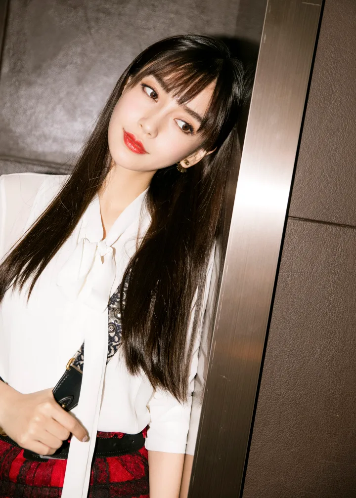 杨颖蕾丝短裙衬出曼妙曲线，白皙长腿美得让人移不开眼 第6张
