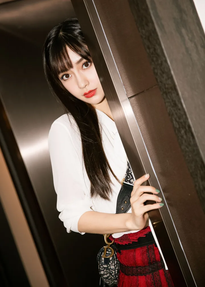杨颖蕾丝短裙衬出曼妙曲线，白皙长腿美得让人移不开眼 第2张