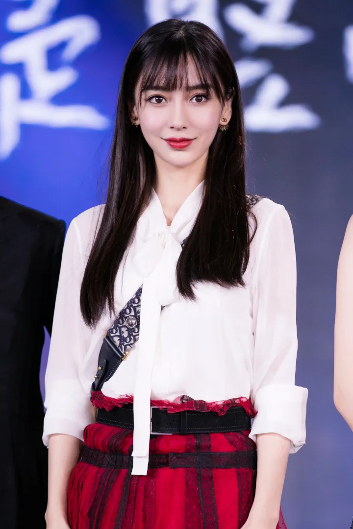 杨颖蕾丝短裙衬出曼妙曲线，白皙长腿美得让人移不开眼 第9张