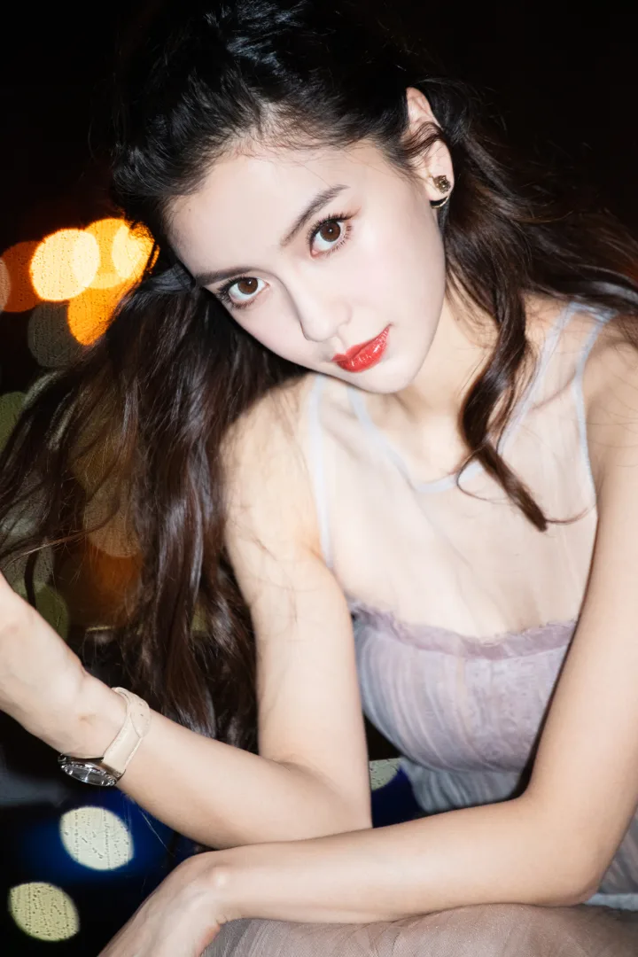 杨颖裙摆旋转如花绽放，黑色尖头高跟鞋更添韵味 第5张