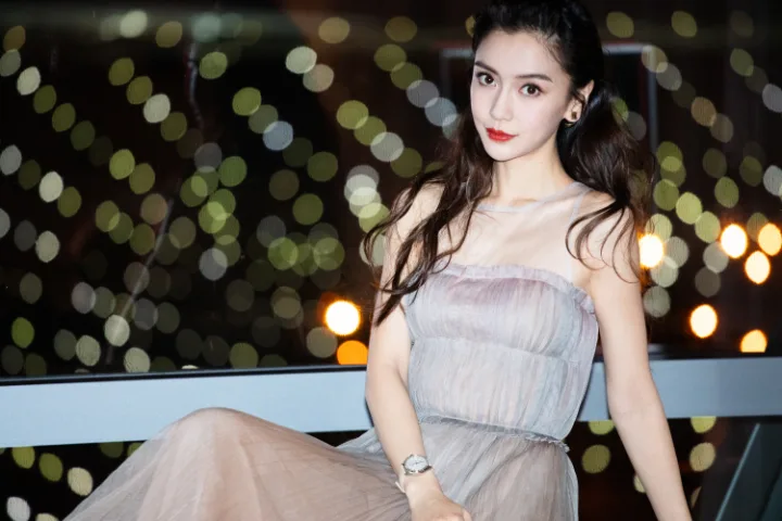 杨颖裙摆旋转如花绽放，黑色尖头高跟鞋更添韵味 第8张