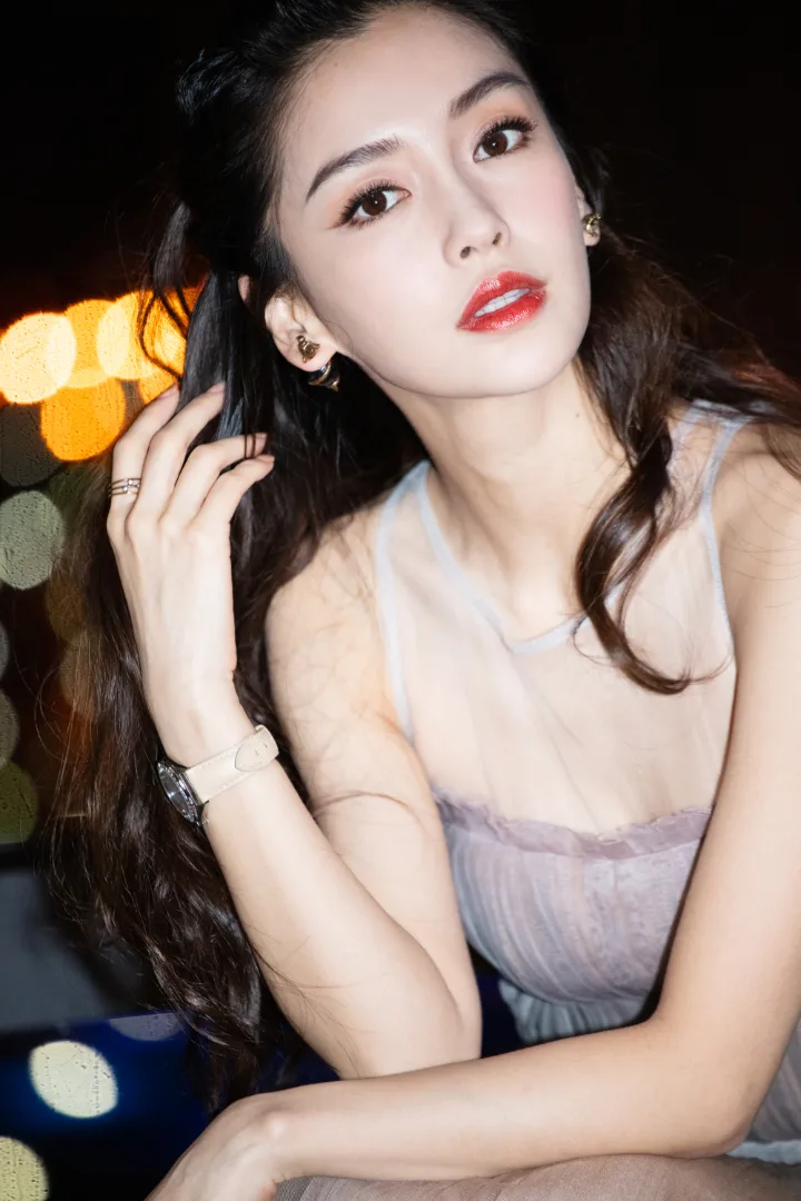 杨颖裙摆旋转如花绽放，黑色尖头高跟鞋更添韵味 第4张