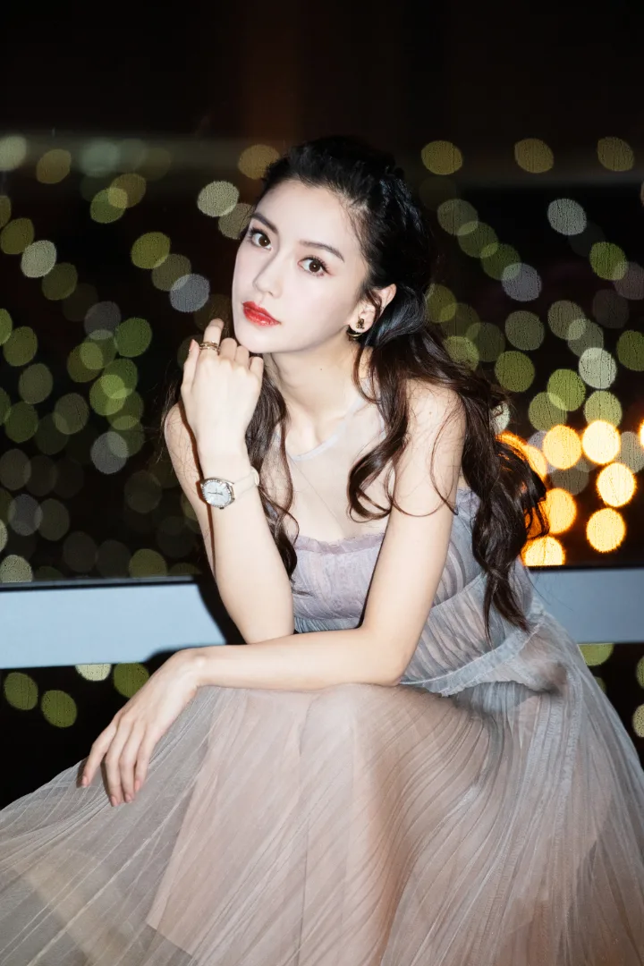 杨颖裙摆旋转如花绽放，黑色尖头高跟鞋更添韵味 第7张
