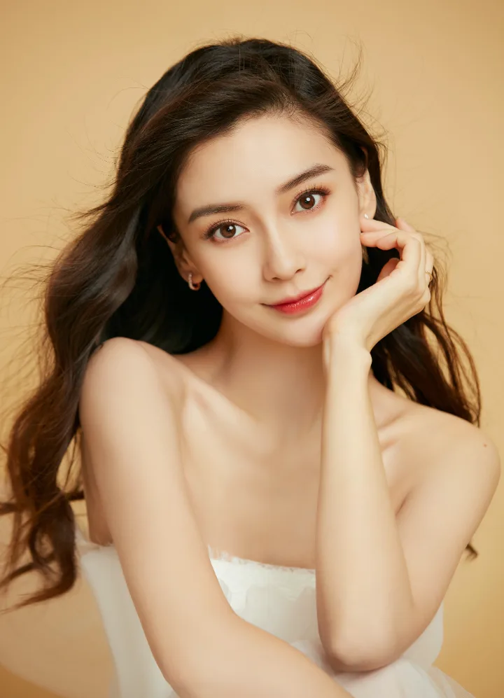 杨颖身着白色轻纱礼服，纤腰锁骨尽显优雅身姿 第7张