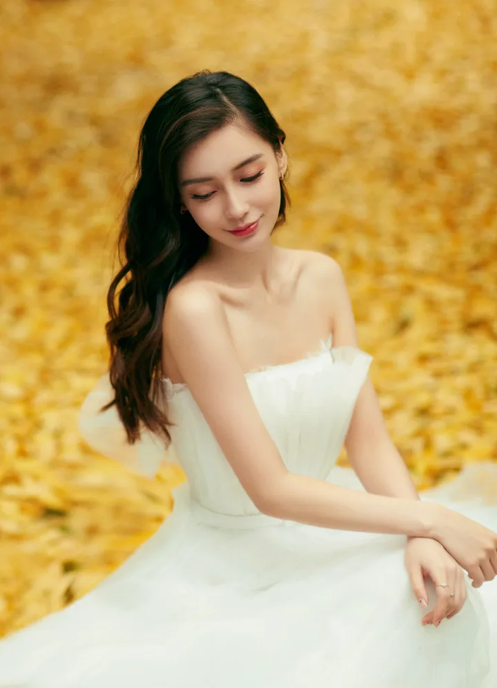 杨颖身着白色轻纱礼服，纤腰锁骨尽显优雅身姿 第2张