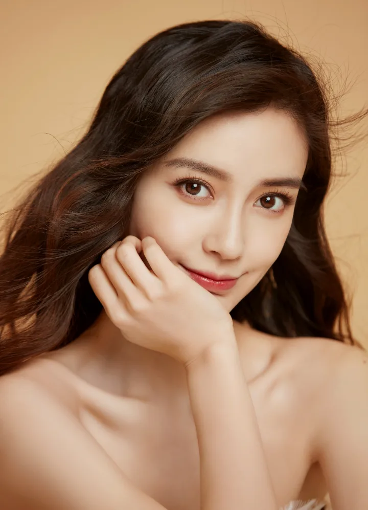 杨颖身着白色轻纱礼服，纤腰锁骨尽显优雅身姿 第4张