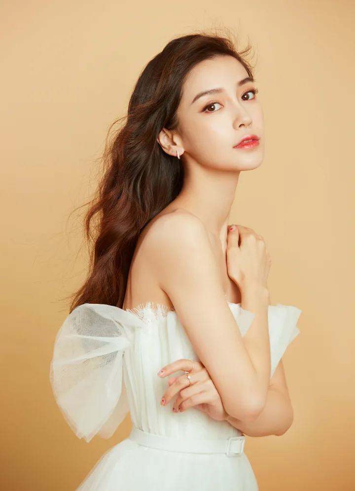 杨颖身着白色轻纱礼服，纤腰锁骨尽显优雅身姿 第1张