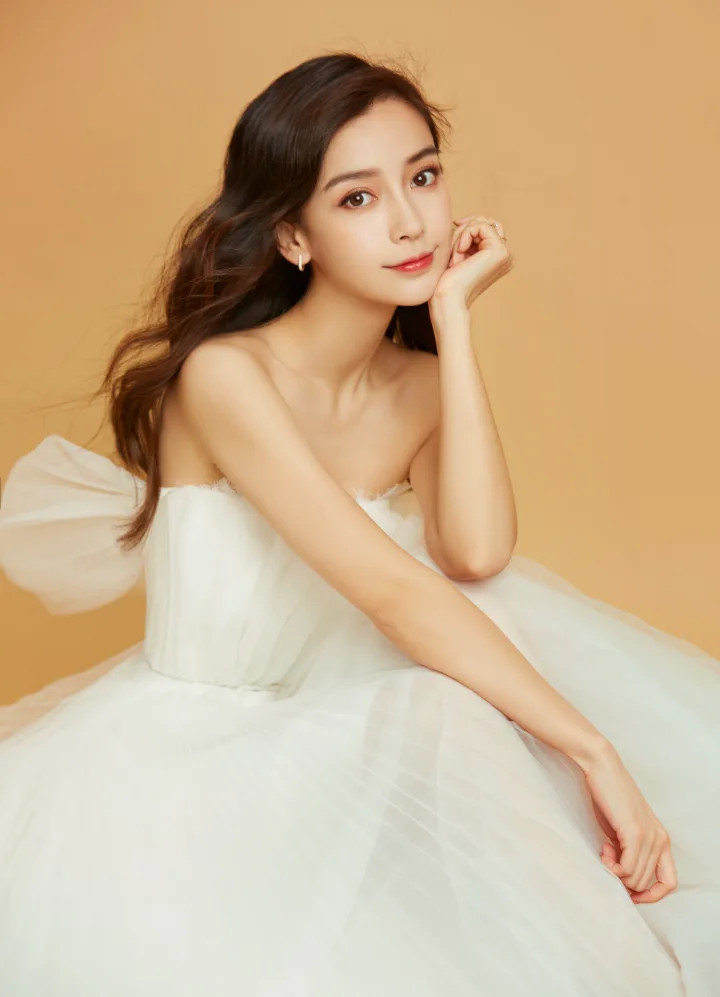 杨颖身着白色轻纱礼服，纤腰锁骨尽显优雅身姿 第3张