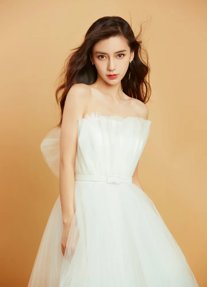 杨颖身着白色轻纱礼服，纤腰锁骨尽显优雅身姿 第5张