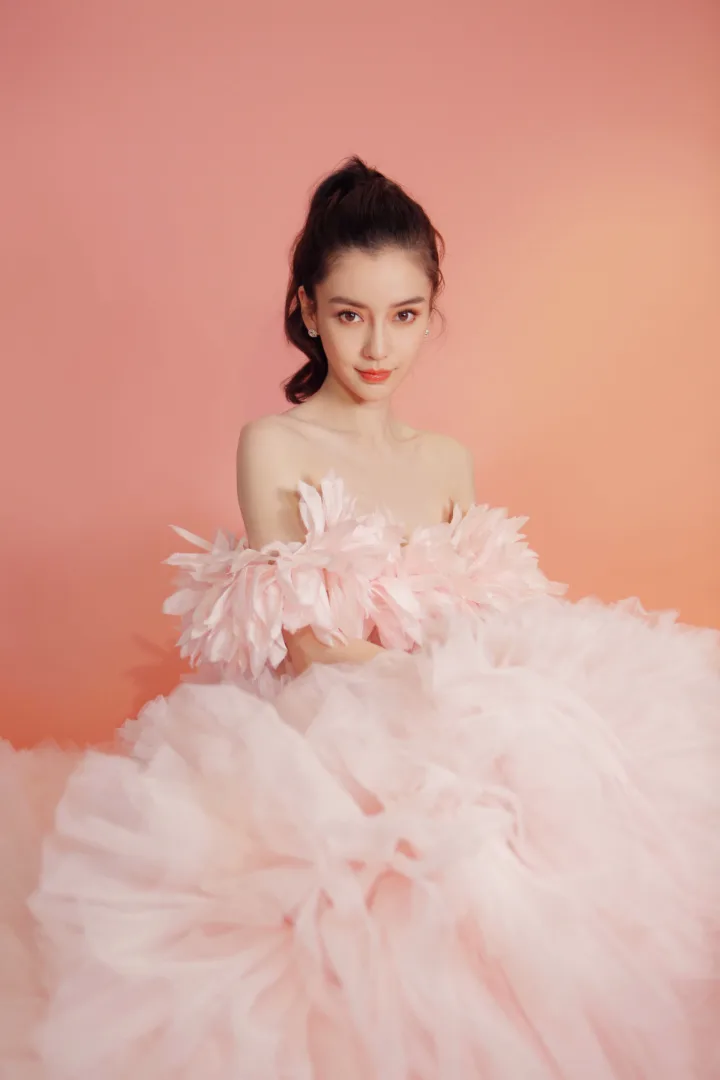 杨颖身着粉色层叠薄纱礼服，甜美笑颜尽显少女感 第2张
