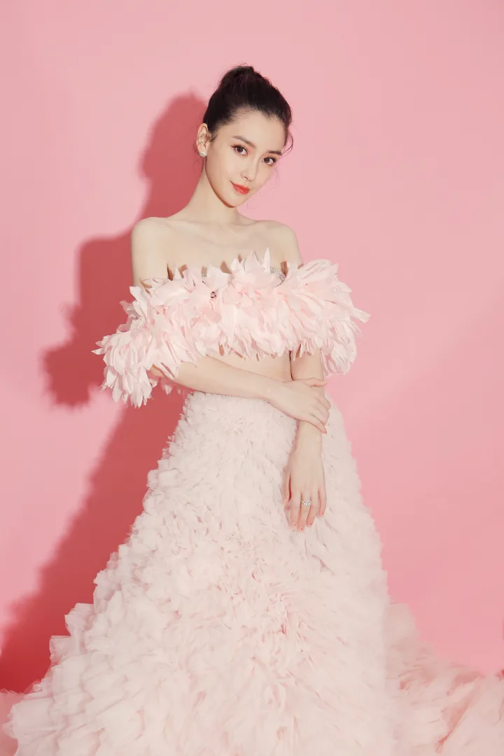 杨颖身着粉色层叠薄纱礼服，甜美笑颜尽显少女感 第6张