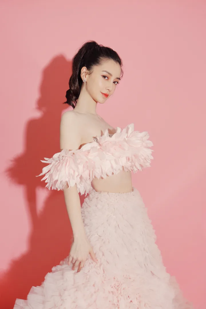杨颖身着粉色层叠薄纱礼服，甜美笑颜尽显少女感 第3张
