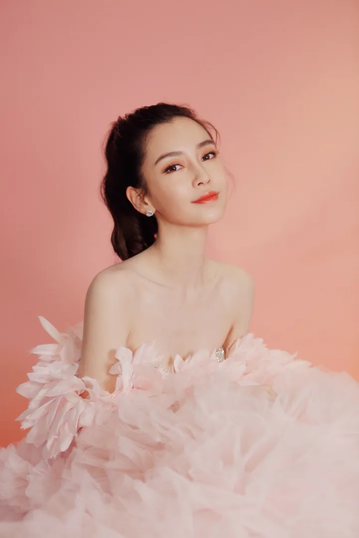 杨颖身着粉色层叠薄纱礼服，甜美笑颜尽显少女感 第4张