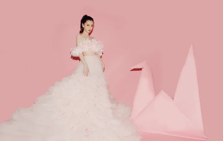 杨颖身着粉色层叠薄纱礼服，甜美笑颜尽显少女感 第7张