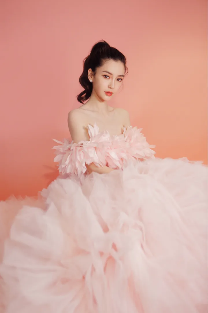 杨颖身着粉色层叠薄纱礼服，甜美笑颜尽显少女感 第1张