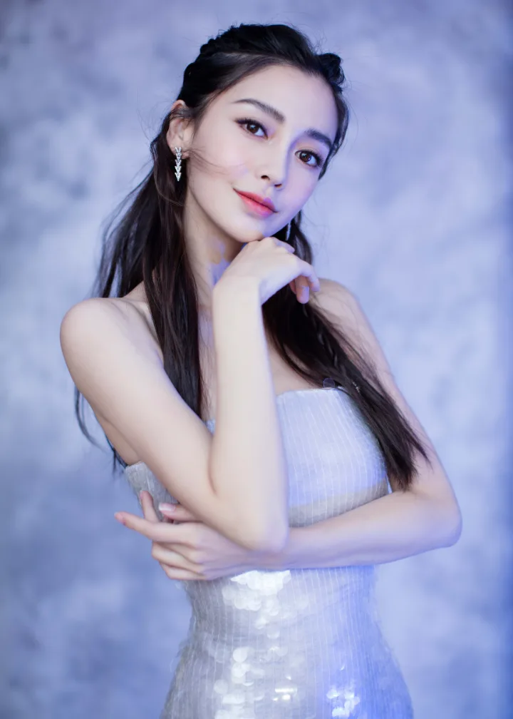 杨颖银光长裙包裹玲珑身姿，一双精致玉足格外抢镜 第2张