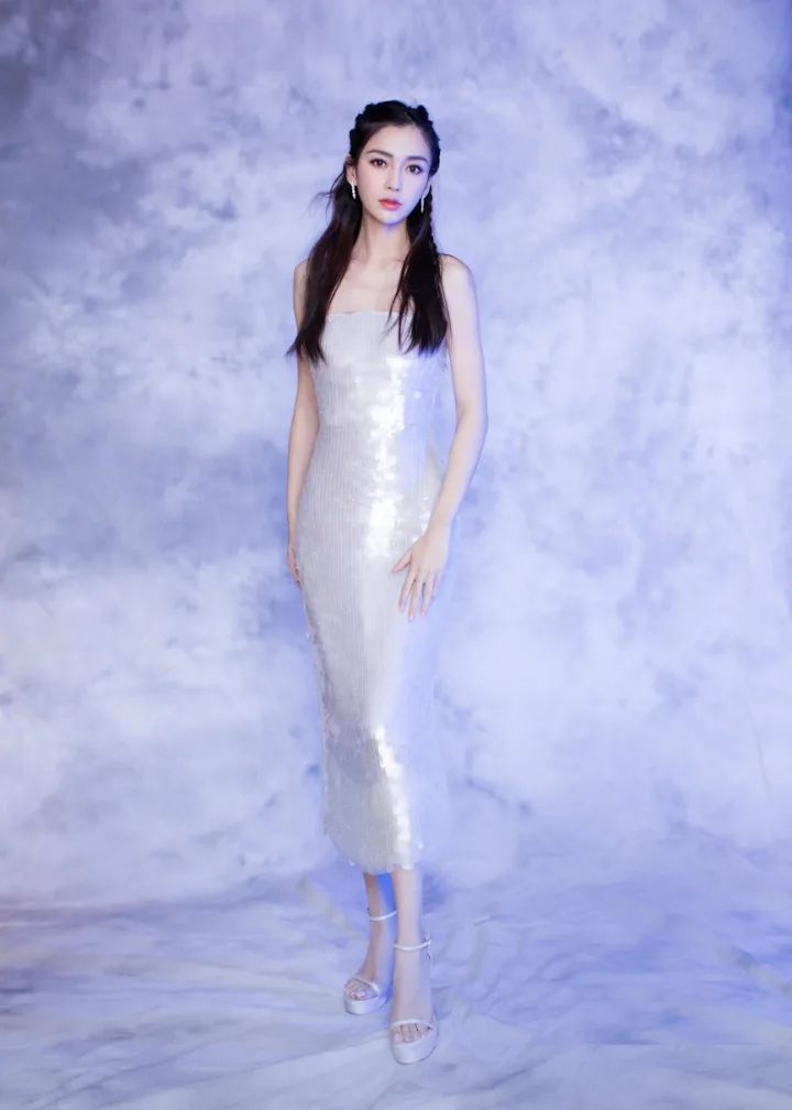 杨颖银光长裙包裹玲珑身姿，一双精致玉足格外抢镜 第5张