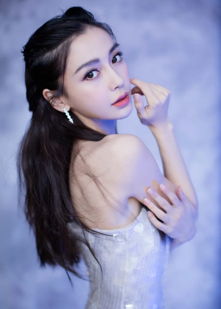 杨颖银光长裙包裹玲珑身姿，一双精致玉足格外抢镜 第1张