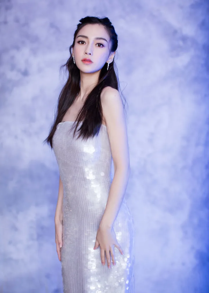 杨颖银光长裙包裹玲珑身姿，一双精致玉足格外抢镜 第4张