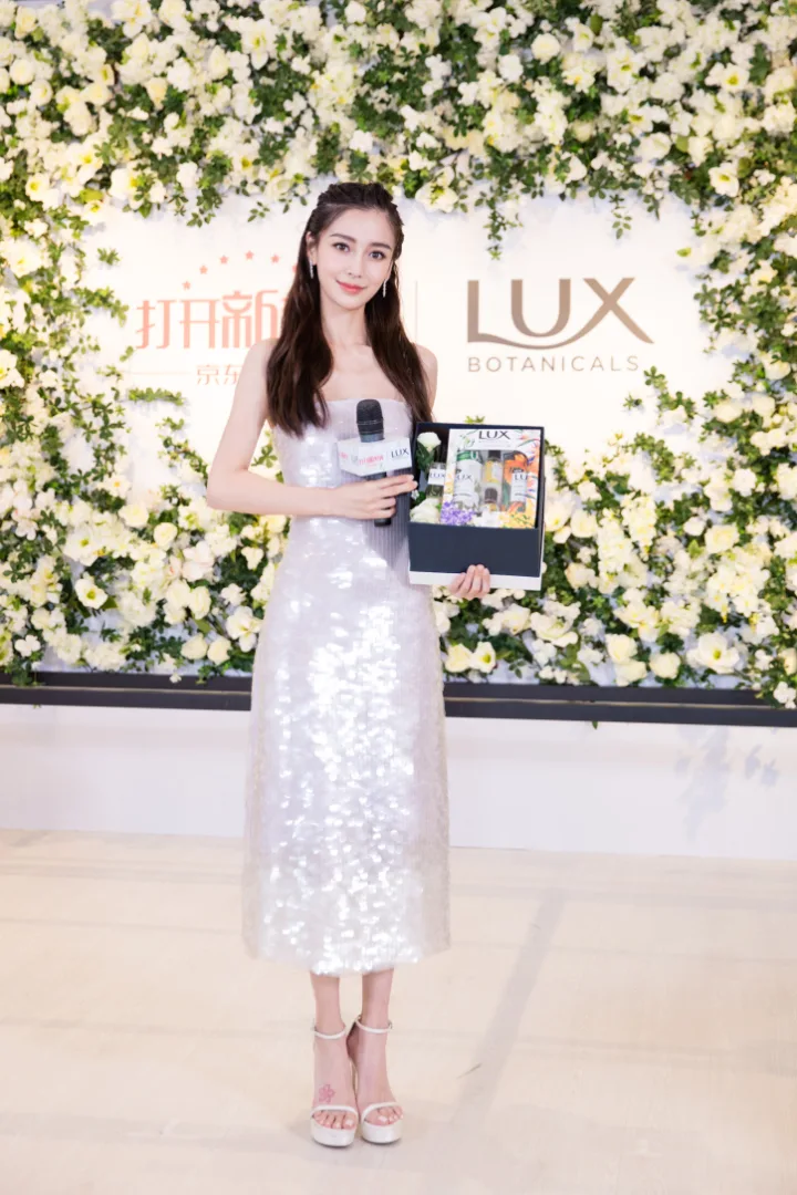 杨颖银光长裙包裹玲珑身姿，一双精致玉足格外抢镜 第7张