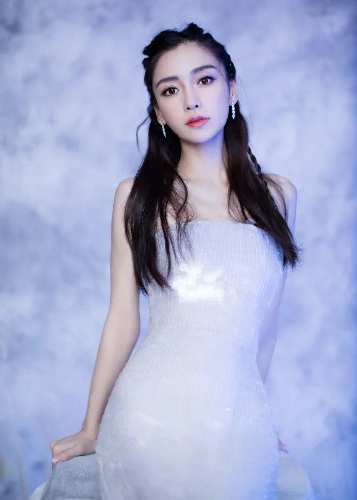 杨颖银光长裙包裹玲珑身姿，一双精致玉足格外抢镜 第6张
