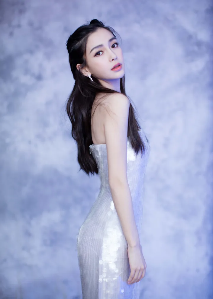 杨颖银光长裙包裹玲珑身姿，一双精致玉足格外抢镜 第3张