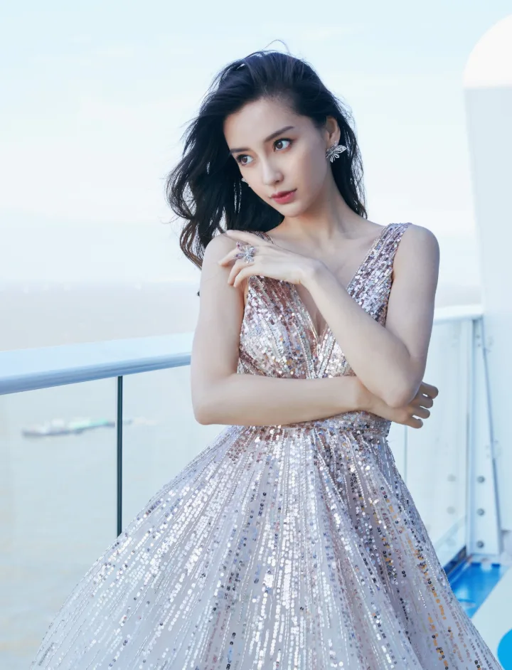 杨颖银色深V露背长裙，修身腰线搭配华丽拖尾 第3张
