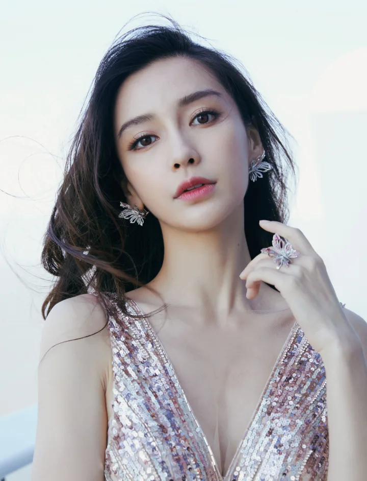 杨颖银色深V露背长裙，修身腰线搭配华丽拖尾 第2张
