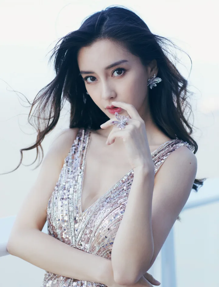 杨颖银色深V露背长裙，修身腰线搭配华丽拖尾 第4张