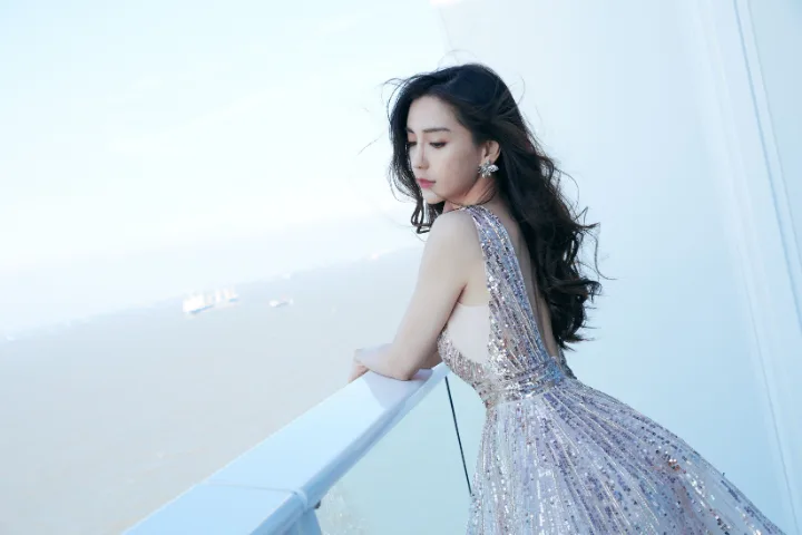 杨颖银色深V露背长裙，修身腰线搭配华丽拖尾 第5张