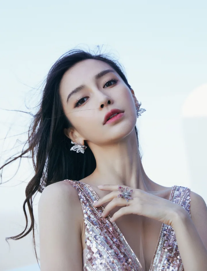 杨颖银色深V露背长裙，修身腰线搭配华丽拖尾 第1张